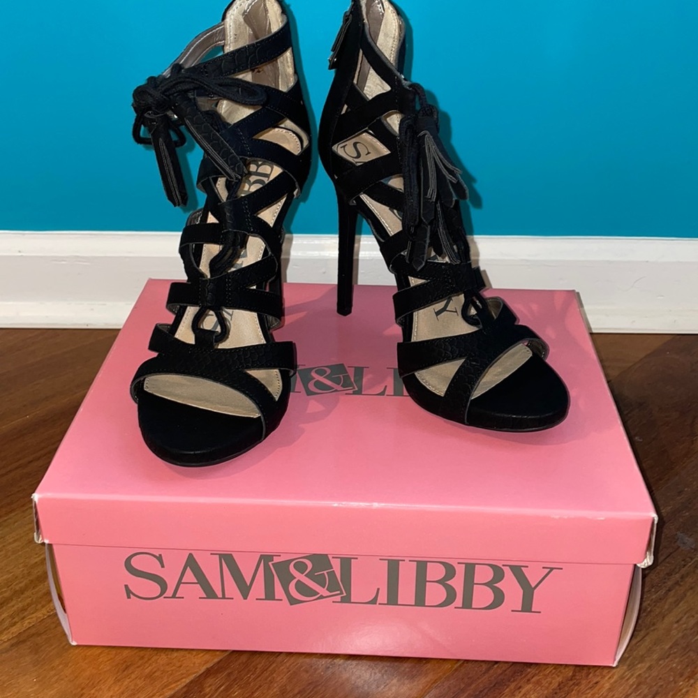 WOMENS HEEL (NEW| NEVER WORN)